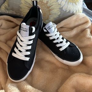 Kenneth Cole sneaker